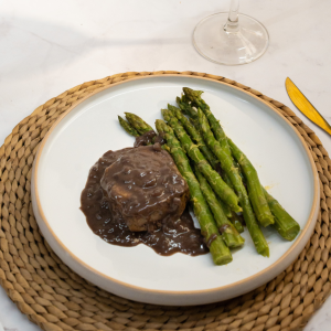 PIZZA INDIVIDUAL DE MUZZARELLA, PESTO SUAVE, TOMATES SECOS Y ACEITUNAS NEGRAS